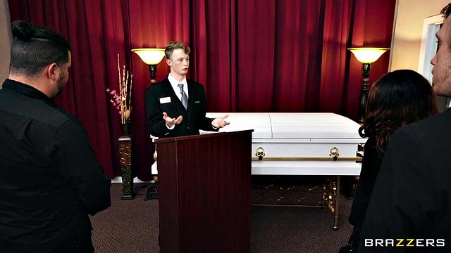 Салли Д'Анджело трахается с директором похорон прямо на церемонии, глубокий вагинальный секс с большим членом.