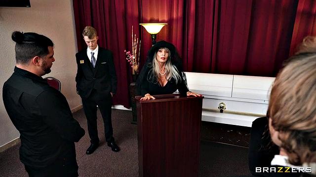 Салли Д'Анджело трахается с директором похорон прямо на церемонии, глубокий вагинальный секс с большим членом.