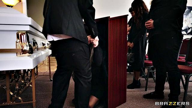 Салли Д'Анджело трахается с директором похорон прямо на церемонии, глубокий вагинальный секс с большим членом.
