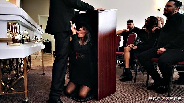 Салли Д'Анджело трахается с директором похорон прямо на церемонии, глубокий вагинальный секс с большим членом.