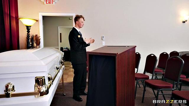Салли Д'Анджело трахается с директором похорон прямо на церемонии, глубокий вагинальный секс с большим членом.