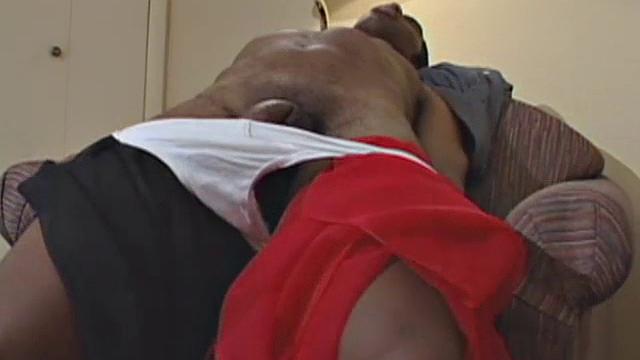 Дрейк Кармайкл дрочит свой большой черный член и кончает на камеру, горячий гей соло ролик.