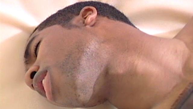 Дрейк Кармайкл дрочит свой большой черный член и кончает на камеру, горячий гей соло ролик.
