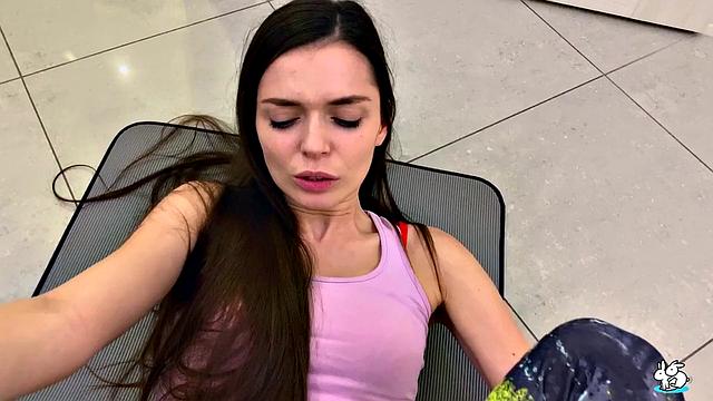 Брюнетка в обтягивающих леггинсах сосет и трахается с большим членом в разных позах.