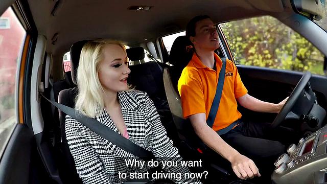 Сочная блондинка в чулках не сдерживается с инструктором в машине