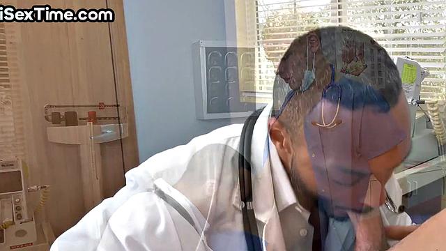 Би медсестры раздвигают ноги и берут в рот в жаркой тройке