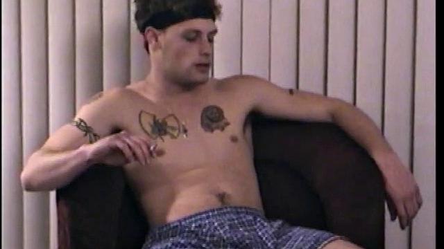 Гей-любовник страстно отсасывает Винни и доводит до мощного оргазма.