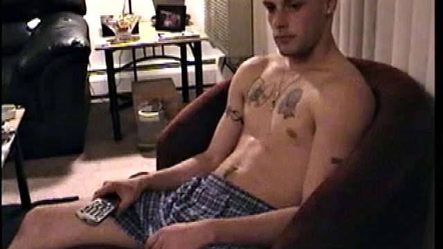 Гей-любовник страстно отсасывает Винни и доводит до мощного оргазма.