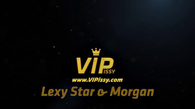 Две рыжие, одна игрушка и диван в шоке