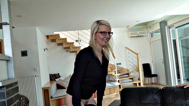 блондинка в очках скачет на члене на диване