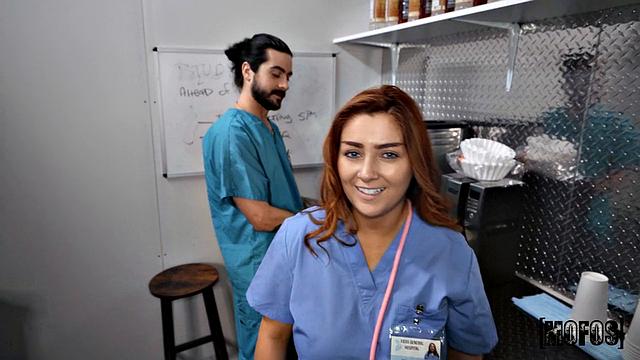 Медсестра Chloe Copper сосёт и трахается с Chris Sandoval на приёме.