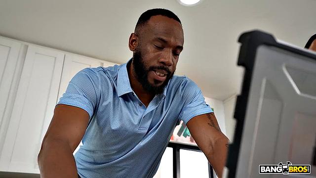 august skye добивается скидки, трахается с мастером на кухне