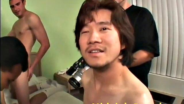 Kayla Marie и подруга устраивают групповуху с минетом и анальным сексом в мотеле.