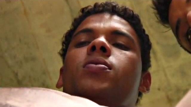 Два горячих гея не сдерживают страсть: Каспар Лоронья и Улисес Куэн жестко трахаются и кончают вместе.