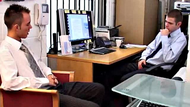 Коллега по офису решил взять качка по-гейски на рабочем месте, а потом сделал перерыв на кофе с намёком на продолжение.