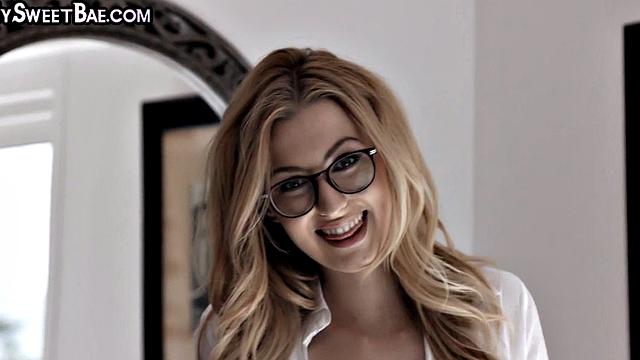 стройная блондинка в очках получает мощный трах в мокрую киску