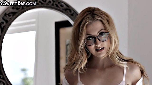 стройная блондинка в очках получает мощный трах в мокрую киску