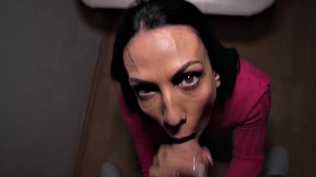 шикарная попка зарабатывает на уличном догги