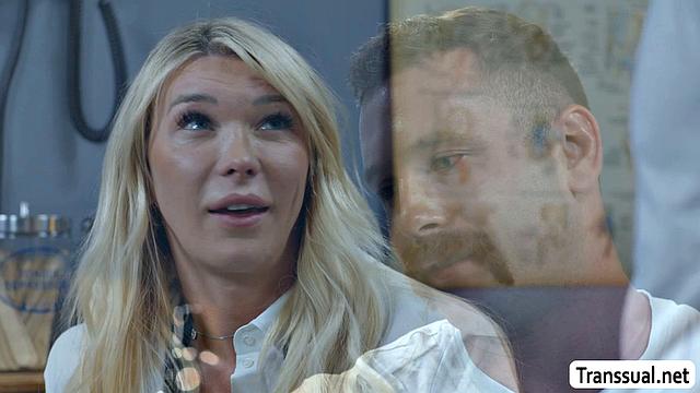 Транс-доктор Aubrey Kate страстно сосёт член пациента и получает анальный секс от Austin Rexа.