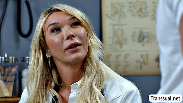 Транс-доктор Aubrey Kate страстно сосёт член пациента и получает анальный секс от Austin Rexа.