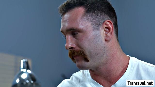 Транс-доктор Aubrey Kate страстно сосёт член пациента и получает анальный секс от Austin Rexа.