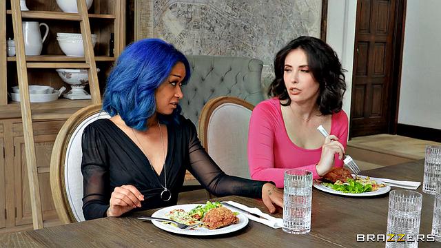 лесбийская пара жёстко трахает гостью на кровати