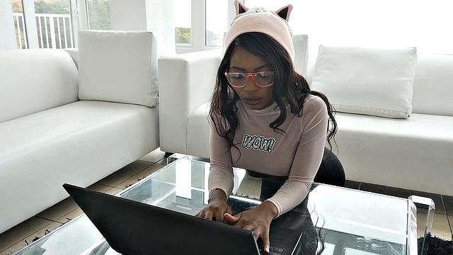 умная мулатка забила на учебу ради жёсткого траха на диване