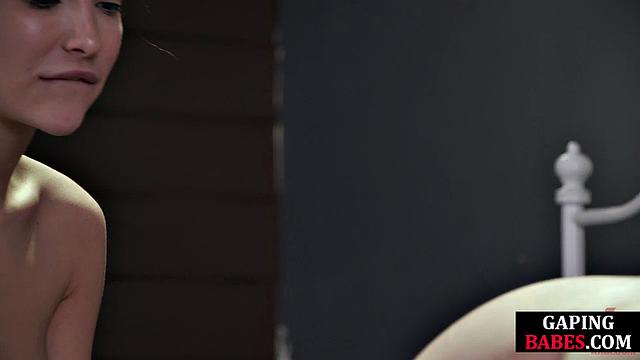 Смотри, как зрелая лесбиянка с большими сиськами получает анальный страпон от подруги в догги-стиле.