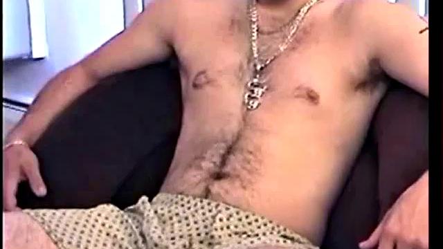 Любитель жарко отсасывает зрелому медвежонку и доводит до оргазма