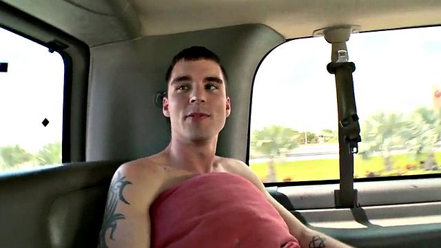 жаркий натурал трахается с парнем в фургоне за деньги