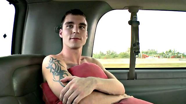жаркий натурал трахается с парнем в фургоне за деньги