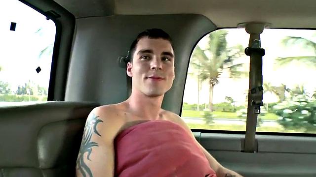 жаркий натурал трахается с парнем в фургоне за деньги