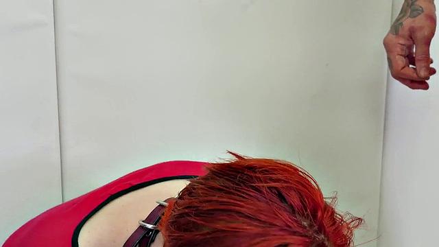 смотри, как эта bdsm-шлюха заглатывает член и ловит сперму на лицо