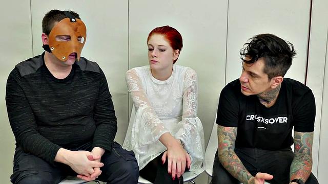 смотри, как эта bdsm-шлюха заглатывает член и ловит сперму на лицо