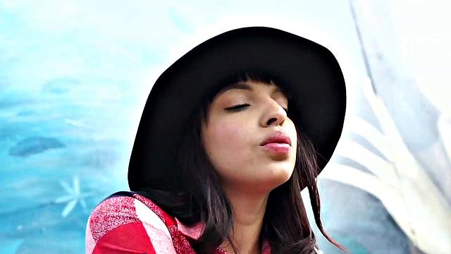 латинка делает бутерброд, но сама становится начинкой