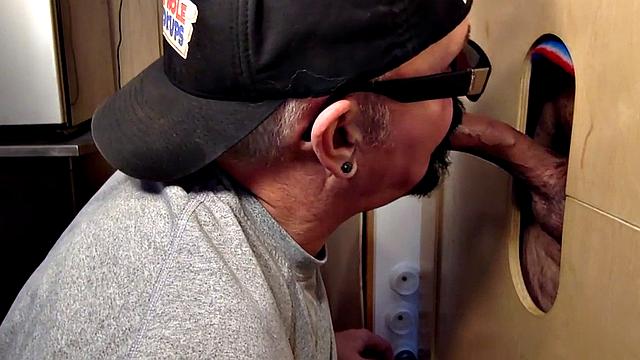 Паренёк раздвигает жопу для дикого траха от незнакомца в глори холле