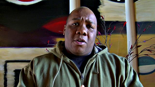 риэлторша в белье отдается двум парням: жёстко трахают и лижут киску