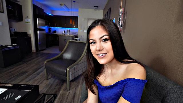 шикарная брюнетка утешает отчима жарким домашним трахом