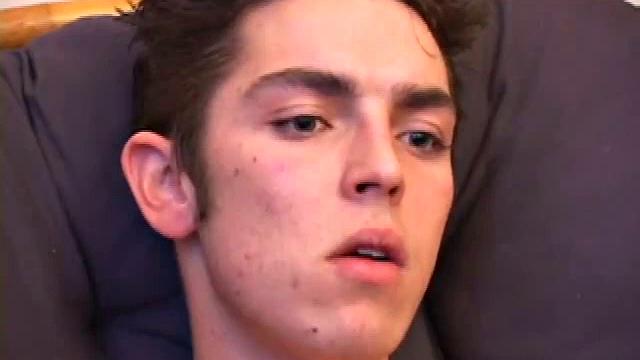 Брэйди дрочит сам, смеётся над собственным мастерством