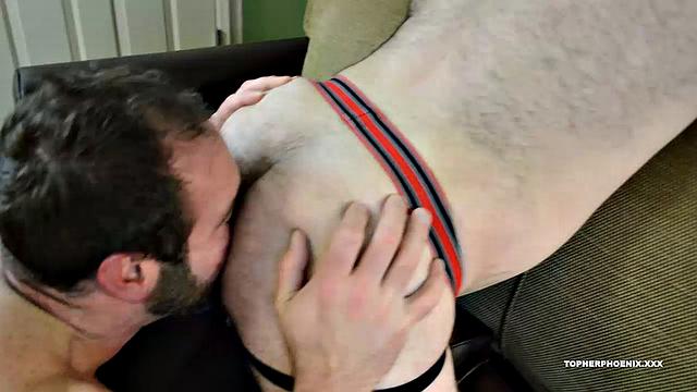 маскированный фурри и Topher Phoenix жёстко трахаются без резинки и делают римминг