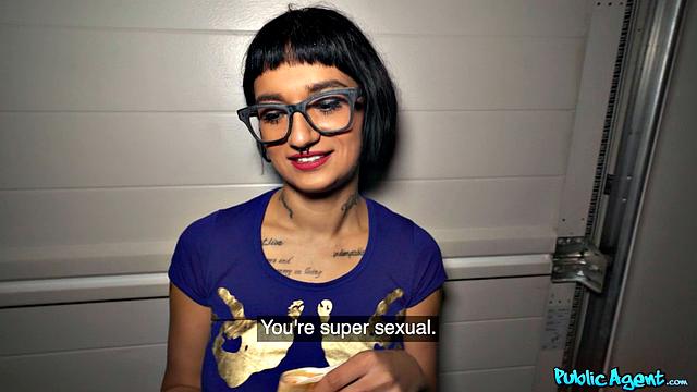 Француженка Кэнди Скотт развлеклась за деньги и показала, как ездят на члене в Париже с юмором и без стыда.