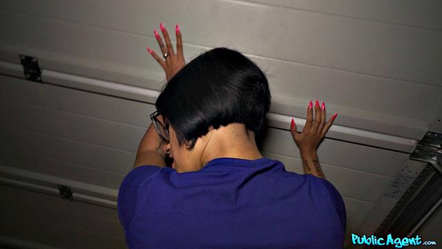 Француженка Кэнди Скотт развлеклась за деньги и показала, как ездят на члене в Париже с юмором и без стыда.