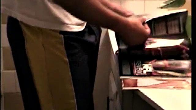 Гетеро мужик в сортире понял, что минет - это весело, когда рядом друг по гейской теме стоит и улыбается.