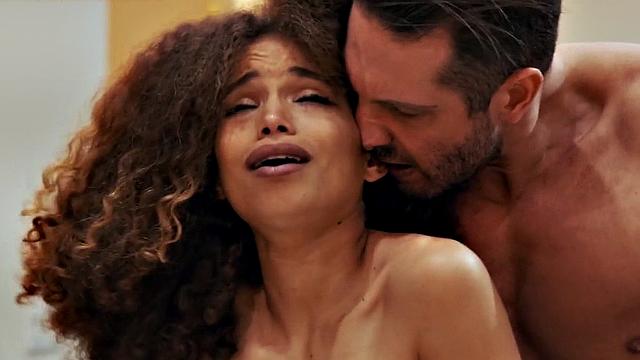 черная красотка кайфует от толстого белого члена сзади