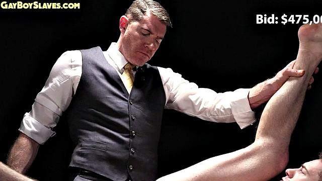 послушный мачо в стрингах жёстко отдается зрелому папику