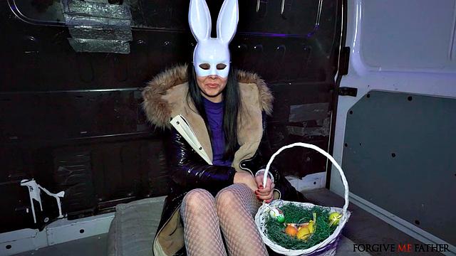 Чешская красотка в ушках отсасывает в фургоне и получает сперму на лицо от щедрого мужика.