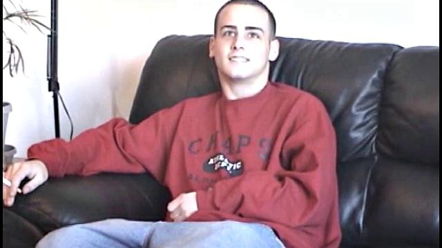 Кейси дрочит член перед камерой, кончает на ладонь