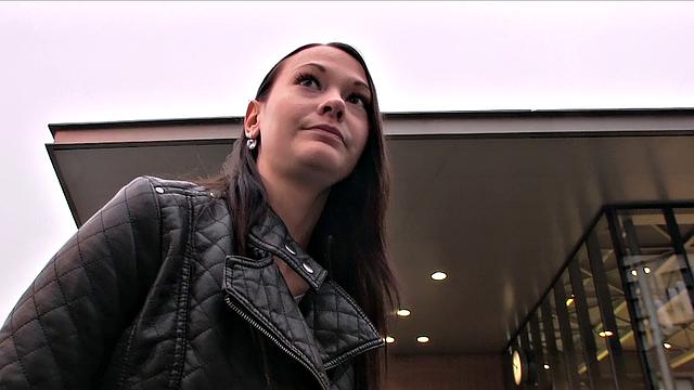 Ханка подумала, что это кастинг, а оказалась на члене у парковки