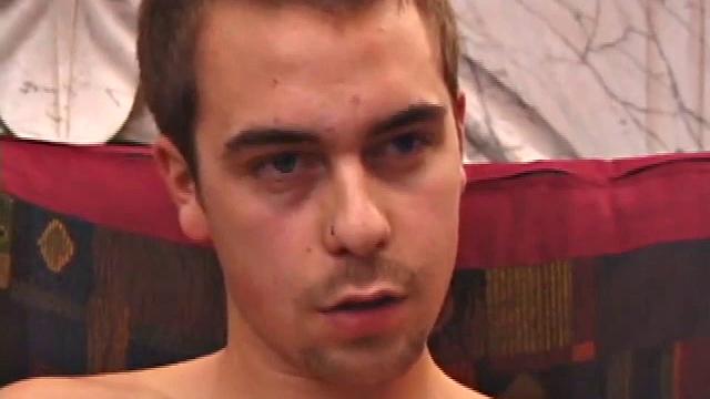 Винченцо заявляет, что гетеро - но кончает в мужской руке