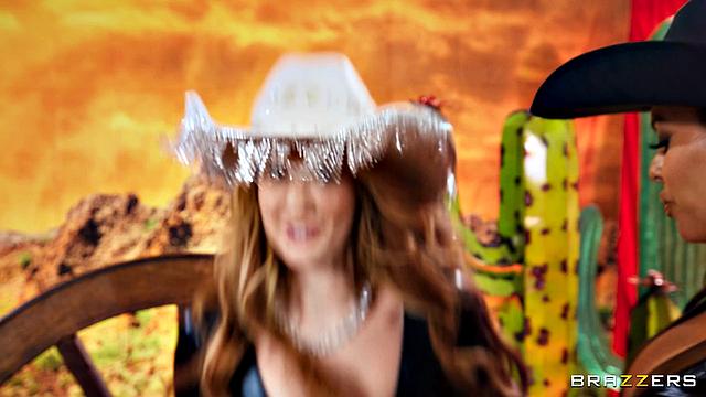 Элли Клатч впервые на съёмке: жёсткое групповое с Луна Стар и Скоттом Нейлсом, кончают ей на лицо.